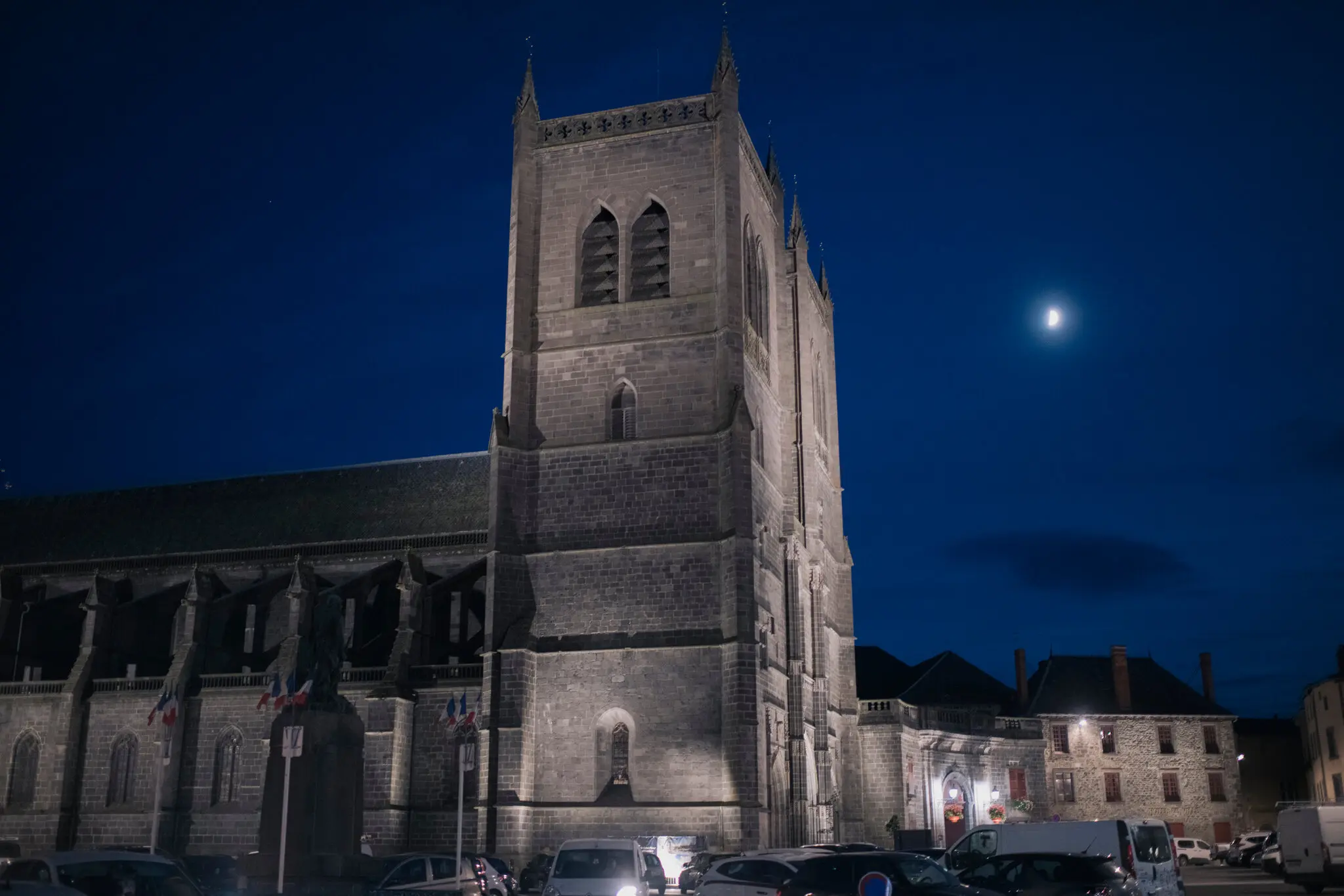 Дзвіниця, що пахне шинкою: Як французький собор став частиною гастрономічного дива